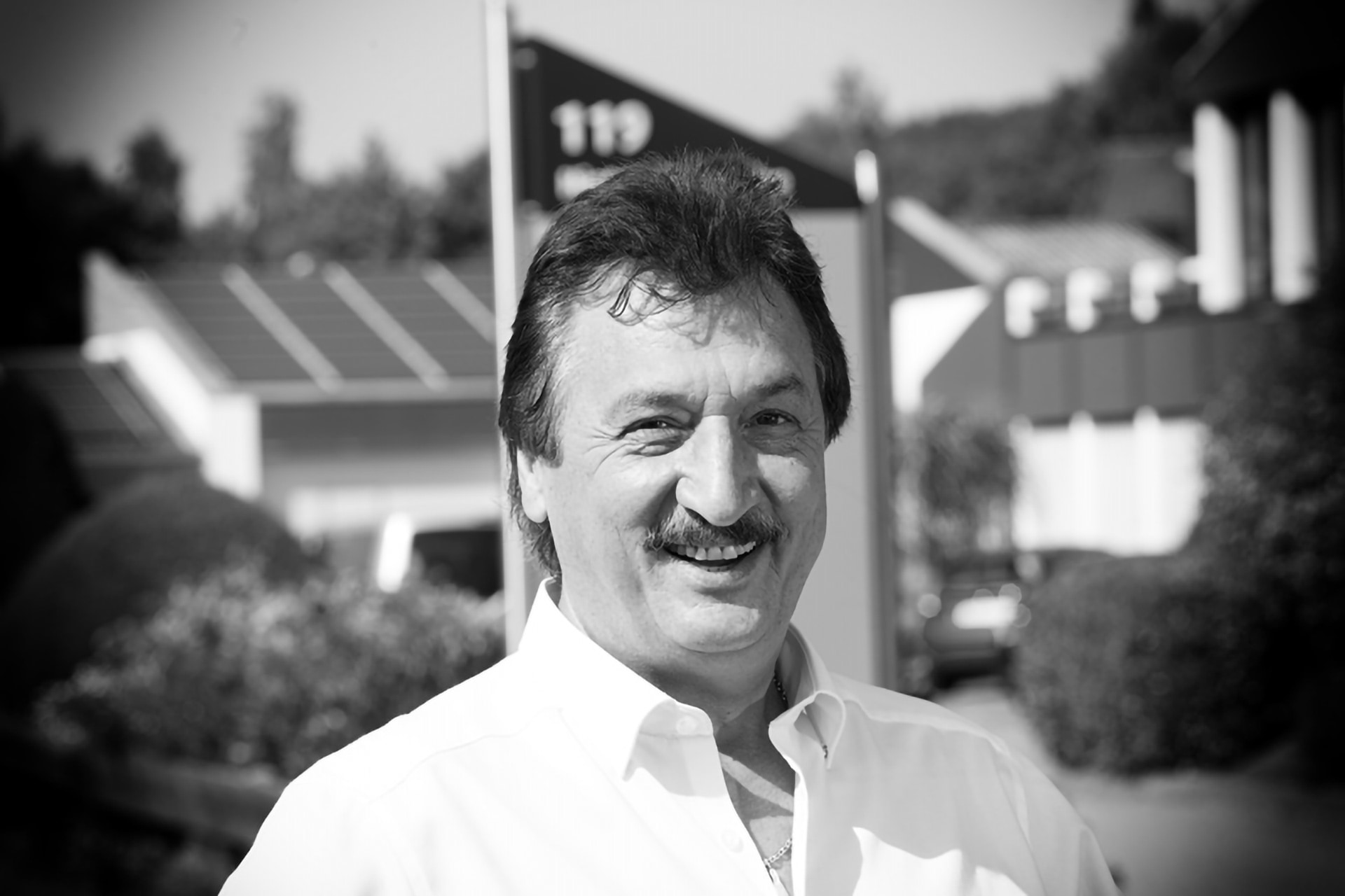 Nachruf Götz Schwarz Nachruf Schwarz-Weiß-Foto von Götz Schwarz.