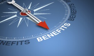 Kompass mit rotem Pfeil, der auf das Wort „Benefits“ zeigt