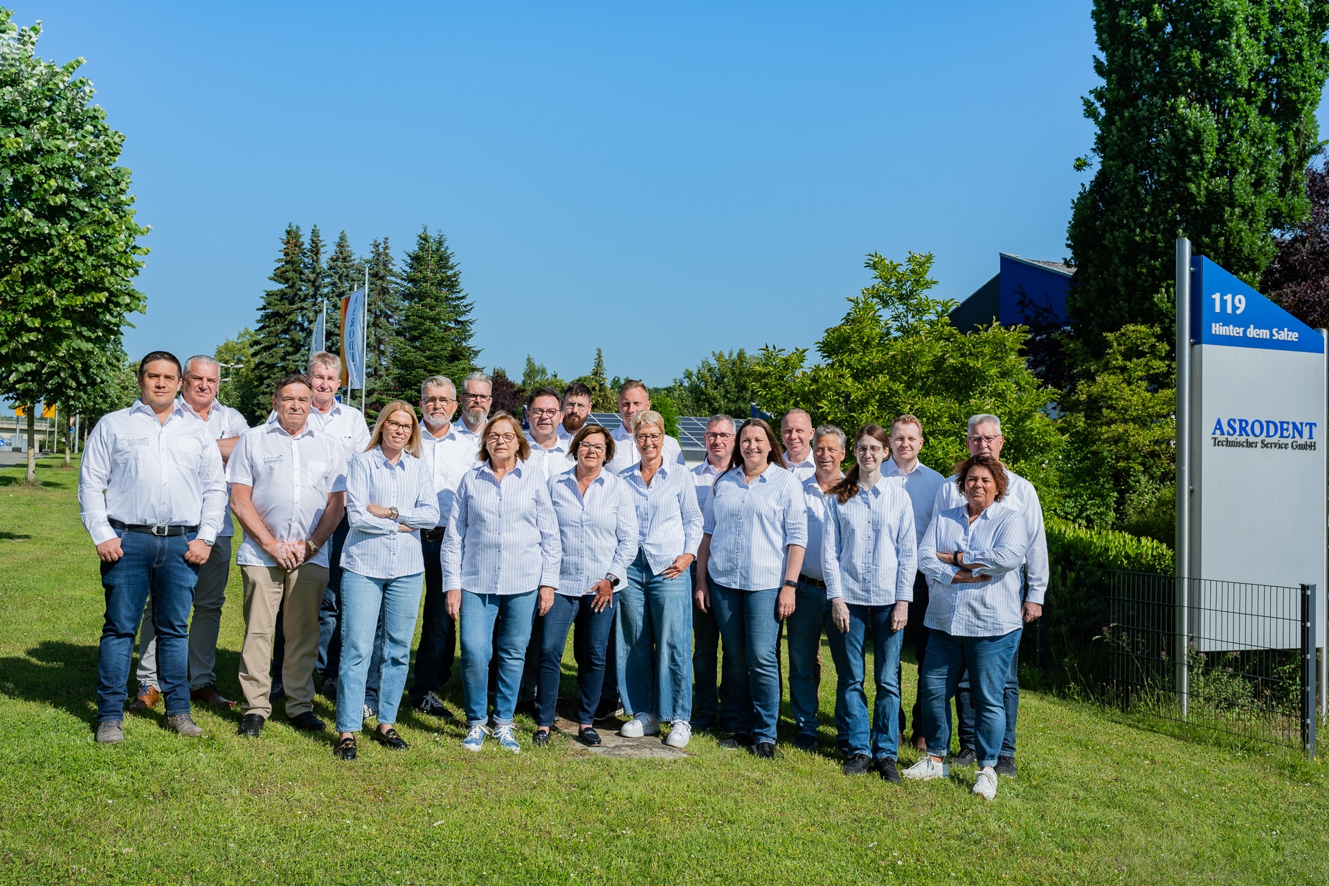 ASRODENT Team auf der Wiese