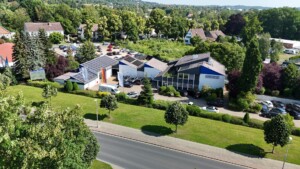 Luftaufnahme des Firmensitzes der ASRODENT GmbH mit Gebäuden, Parkplätzen und Umgebung.