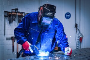 Mitarbeiter bei Metallschweißen in der Werkstatt