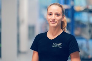 Mitarbeiterin steht in der Lagerhalle.