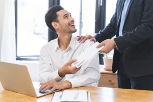 Freude am Arbeitsplatz – ein Mitarbeiter erhält eine besondere Anerkennung.